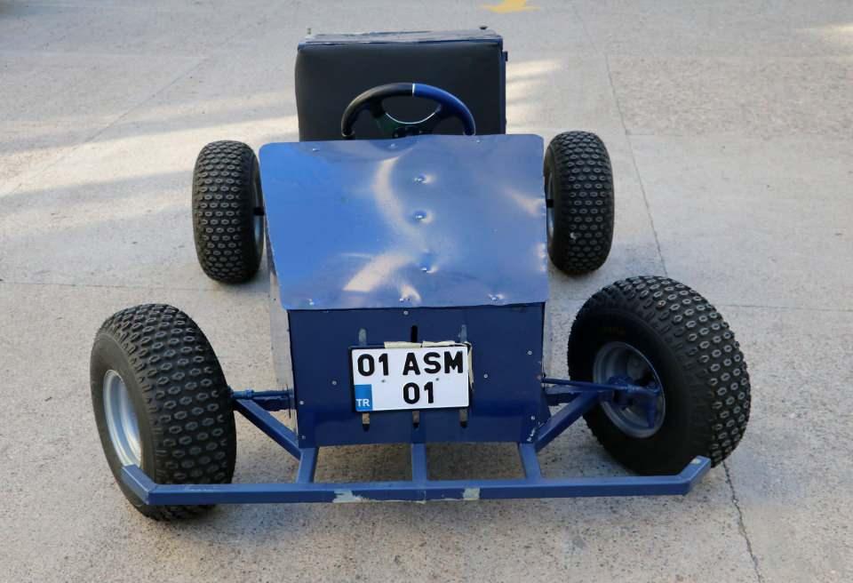 <p>Motor gelince de araca monte eden Gürgen, ardından ince ayarlarını yaptı ve sürüşe hazır hale getirdi. Yaklaşık 7 bin liraya mal ettiği ‘Go kart’ arabasını trafiğe kapalı alanlarda süren Gürgen, aracına aynı zamanda 01 ASM 01 plaka taktı.</p>
