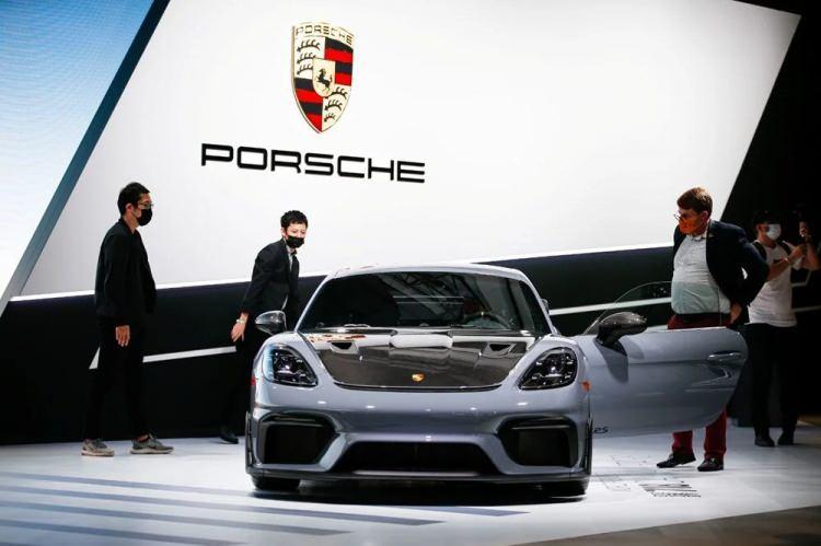 <p>Porsche 718 Cayman GT4 RS</p>
