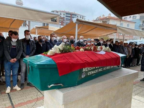 <p>Çeltek Mahallesi'nde bulunan Kazalpa Mezarlığı önüne getirilen minik Müslüme için burada cenaze namazı kılındı. Müslüme'nin tabutu, Türk bayrağı ve çiçeklerle süslendi. Abla Nurcan Özcan, Müslüme’nin tabutuna sarılarak gözyaşı döktü.</p>
