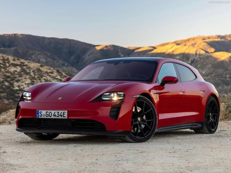 <p>Porsche Aktif Süspansiyon Yönetimi (PASM) ile adaptif havalı süspansiyon, yanal dinamikleri etkileyecek şekilde GTS modeline özel olarak uyarlanmış. </p>
