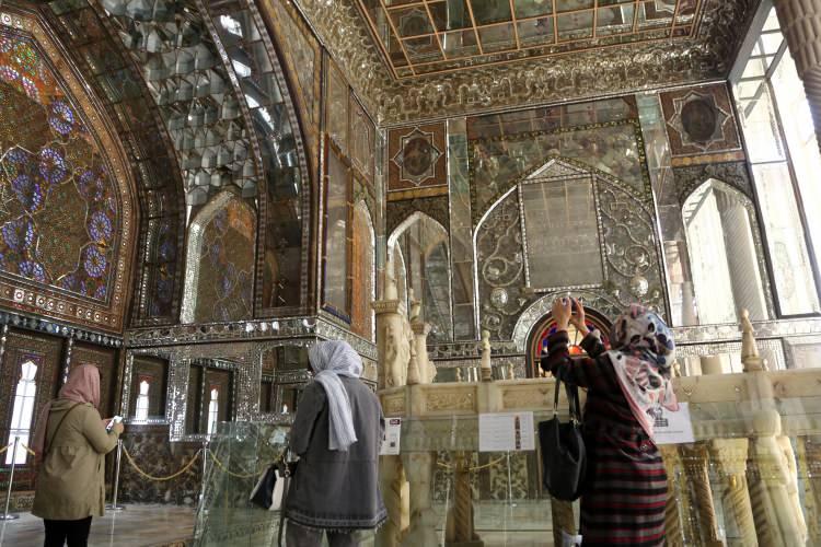 <p>Gülistan Sarayı kompleksi içindeki Kerimhan Zend Halveti ve Mermer Taht en eski yapılar olarak dikkati çekerken Osmanlı Padişahı 2. Abdülhamid'in ismiyle anılan salonun adı 1979'daki devrimden sonra "Aşura" olarak değiştirildi.</p>
