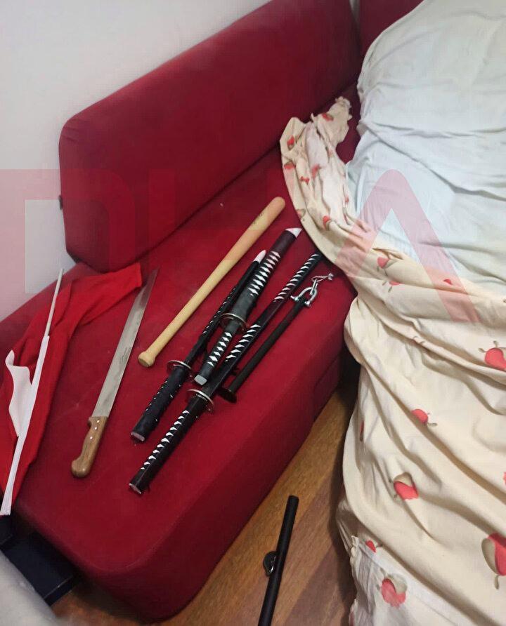 <p>Fotoğraflarda evin bir odasındaki koltukta ise kılıçların yanı sıra bir beyzbol sopası ve Türk Bayrağı olduğu görüldü.</p><p> </p>