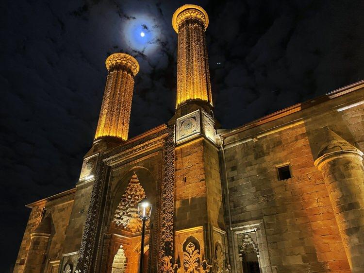 <p>Kentin sembolü haline gelen Çifte Minareli Medrese, dengeli mimarisi ve iri motifli süslemeleriyle yerli ve yabancı misafirlerin yanı sıra fotoğraf tutkunlarının dikkatini çekiyor.</p>

<p> </p>
