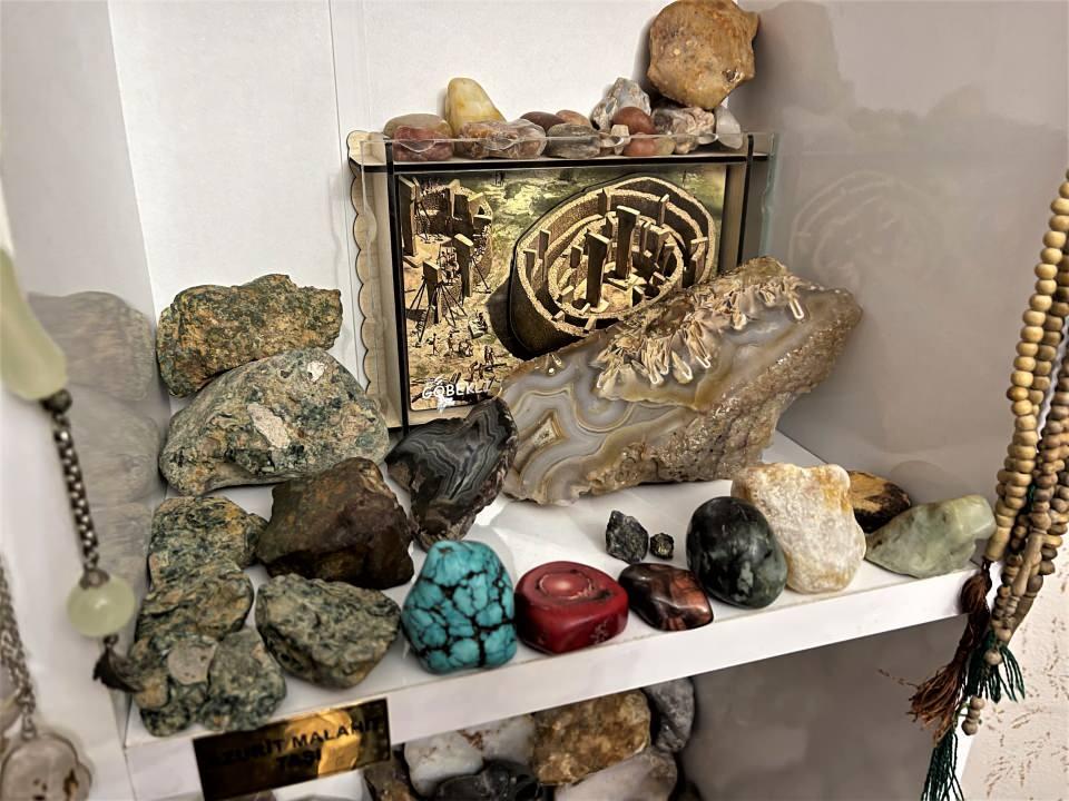 <p>Şimdi herkes artık beni taş uzmanı olarak tanıyor. Bir yerde farklı bir taş bulduklarına beni arıyorlar. Salondaki taş sayısı arttıkça merak edip evimi ziyaret edenlerin de sayısı arttı. </p>
