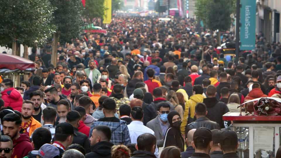 <p>İstanbul'da pazar günü havanın güneşli olmasını fırsat bilen vatandaşlar Taksim'e akın etti. İstiklal Caddesi’nde yaşanan yoğunlukta sosyal mesafe ve maske kuralı hiçe sayıldı.<br />
</p>
