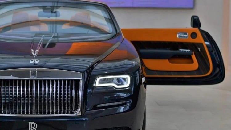 <p><strong>ROLLS-ROYCE</strong></p>

<p> </p>

<p>İngiltere merkezli Rolls-Royce, 2023 yılında ilk tamamen elektrikli modeli Spectre'ı piyasaya sürecek.</p>

<p>Şirket 2030 yılı itibarıyla ise, Birleşik Krallık hükümetinin aldığı karara uyarak bütün araçlarını elektrikli modellerden üretecek.</p>
