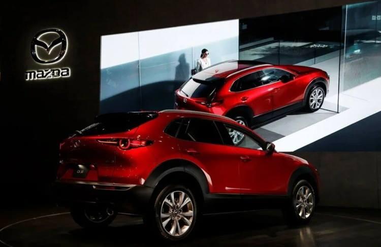 <p><strong>MAZDA</strong></p>

<p> </p>

<p>Japon otomobil üreticisi Mazda, 2030 yılına kadar ürünlerinin tamamını elektrikli yapmayacağını duyurdu.</p>

<p>Şirket, farklı teknolojileri birleştiren çoklu çözüm yaklaşımının karbon emisyonlarını azaltmanın en iyi yolu olduğuna inandığını açıkladı.</p>
