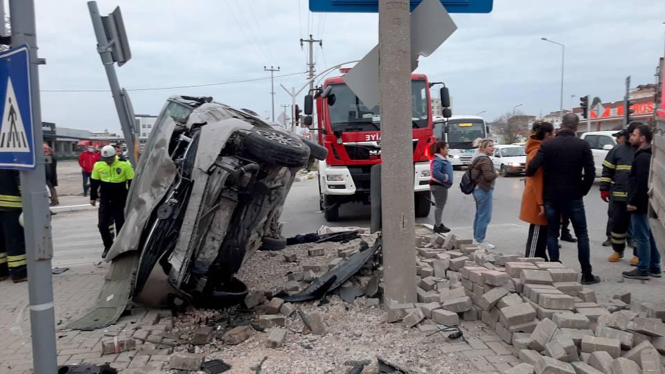 <p>Edirne'de bir otomobile çarpıp kaçan otomobil sürücüsü, kavşakta kırmızı ışık ihlali yapınca bu kez kamyonete çarparak takla attı. Kazada, otomobil ve kamyonet sürücüsü hafif yaralandı. </p>
