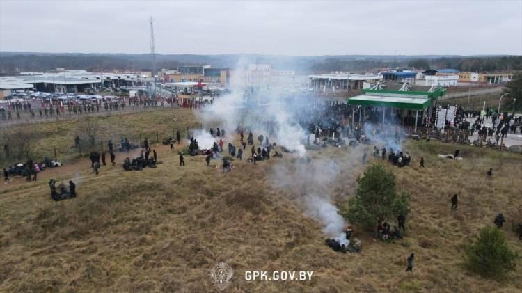 <p>Belarus üzerinden Avrupa Birliği (AB) üyesi Polonya'ya girmek, oradan da diğer AB ülkelerine geçmek isteyen düzensiz göçmenler, Belarus-Polonya sınırındaki bekleyişlerini sürdürdü. </p>