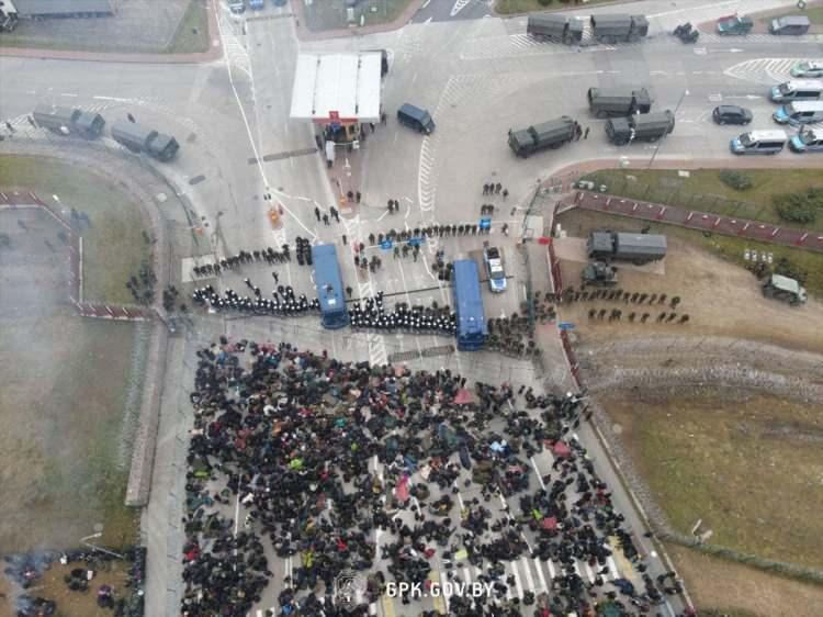 <p>Polonya'nın Kuznica sınır kapısı güvenlik gerekçesiyle kapatılırken, Polonya Bölgesel Savunma Kuvvetleri de sınırda nöbet tutuyor. P</p>