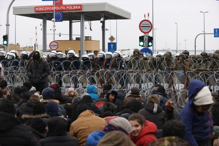 <p>Polis ve asker sınır kapısına yaklaşık 4 kilometre mesafede kurduğu kontrol noktasında gazetecilerin ve aktivistlerin geçişlerine izin vermiyor. </p>
