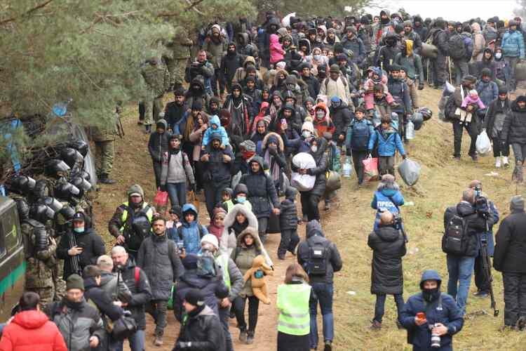 <p>Aralarında çocuk ve kadınların da bulunduğu 2 bin civarındaki göçmen topluluk, Bruzgi-Kuznitsa sınır kontrol noktasındaki Polonya sınırı önünde toplandı.</p>
