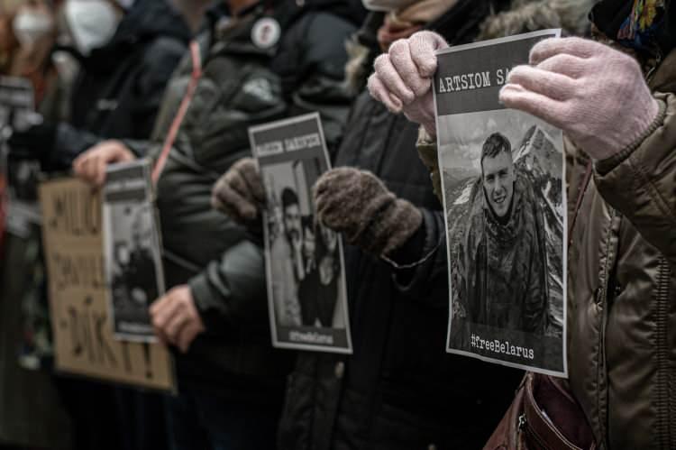 <p> 'Özgürlük ve Demokrasi Günü' kapsamında bir araya gelen vatandaşlar, Kovid-19 kısıtlamalarını da protesto etti. </p>