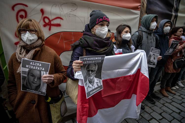 <p>Gösteride, eski Çekya Devlet Başkanı Vaclav Havel'in heykeltıraş Marie Seborova tarafından yapılan büstü, eşi Dagmar Havlova'nın katılımıyla düzenlenen törende sergilendi.</p>
