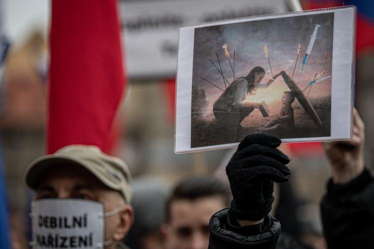 <p>Çekya’nın başkenti <strong>Prag</strong>’ın tarihi Staromestske Namesti Meydanında toplanan binlerce kişi korona virüs önlemlerini protesto etti. </p>