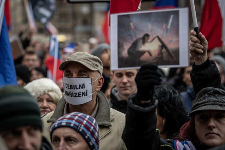 <p> Çek polisine göre "Otevreme Cesko (Çekya’yı açacağız)" ve Chcipl PES hareketleri tarafından düzenlenen protestoya 10 bin kişi katıldı.</p>