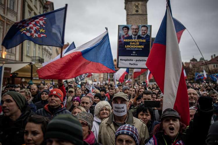 <p>Maske takma zorunluluğu olmak üzere tüm önlemlere karşı çıkan protestocular, maske kuralının yanı sıra sosyal mesafe kuralına da uymadı. </p>