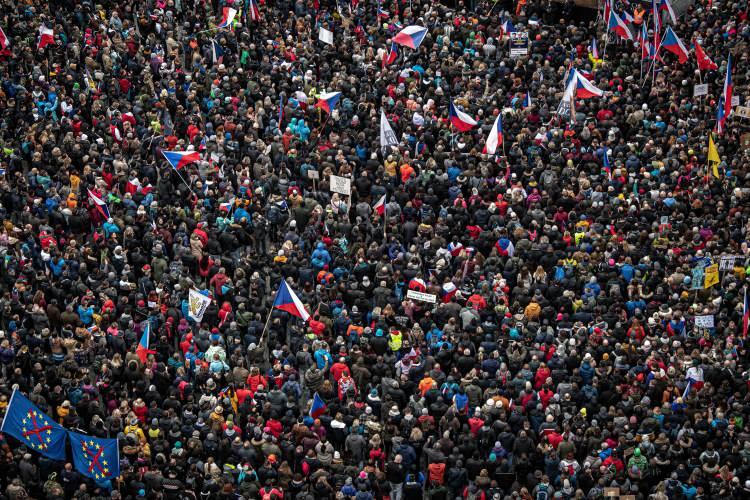 <p>Protestoculardan Ondrej Louda da, “Buraya protestoda bulunmak için geldim. Toplum git gide aşılılar ve aşısızlar diye ayrılmaya başladı.</p>