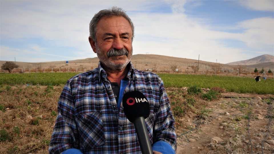 <p><strong>“Hayır için satmıyorum, toplayıp afiyetle yesinler”<br />
​</strong><br />
7 tona yakın üründen yaklaşık 20 bin TL kazanabileceği yerde hayır yapmaya karar verdiğini ifade eden 66 yaşındaki çiftçi Fethi Çakmak, “Halkın yararına yapmış olduğumuz bir iş. </p>
