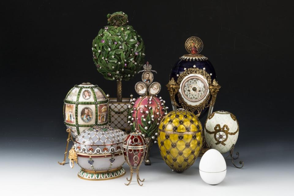 <p>Rus Çarı için deve kuşu yumurtasından mücevherlerle bezenerek tasarlanan Faberge ailesinin 'Faberge İmparatorluk Yumurtaları', İngiltere’nin başkenti Londra’da sergilenmeye başlandı. Deve kuşu yumurtasının içini ve dışını paha biçilmez mücevherle bezeyen Carl Faberge’in Faberge İmparatorluk Yumurtaları sergisinin biletleri şimdiden tükenmek üzere.</p>