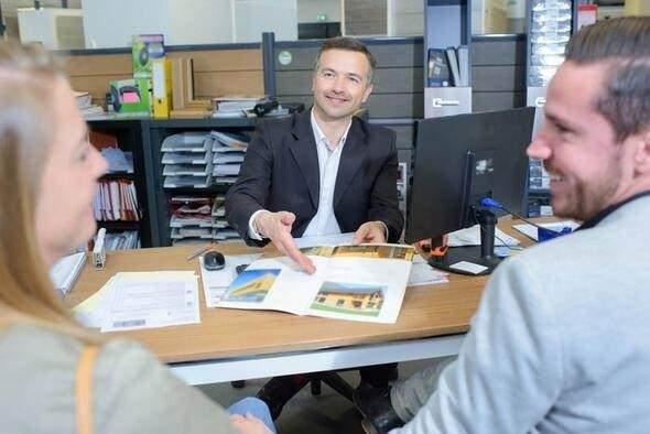 <p>Günümüzde emlak siteleri ve emlakçılıkla ilgili mobil uygulamalar o kadar yaygınlaştı ki, artık neredeyse kimsenin emlak ofislerine işi düşmüyor.</p>
<p> </p>
<p> </p>