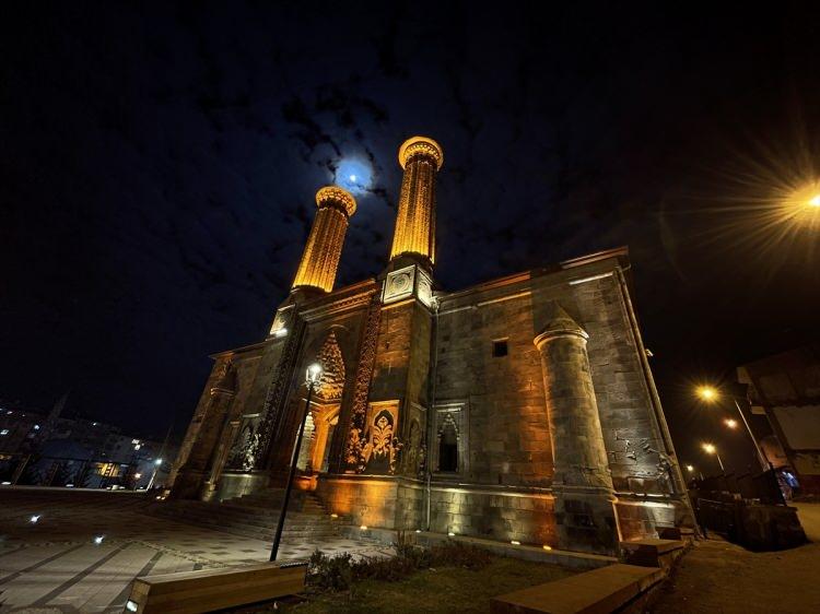 <p>Gece ışıl ışıl parlayan ve motifleriyle göz kamaştıran Çifte Minareli Medrese'nin özellikle taç kapısında bulunan bezemeler, Selçuklu taş süslemesindeki estetik anlayışın muhteşem örneklerini oluşturuyor.</p>

<p> </p>
