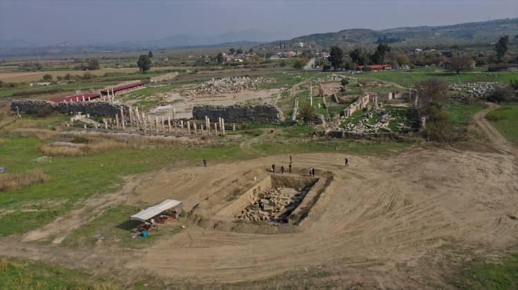 <p>Literatürde şu soruluyordu. 'Acaba Magnesia’daki Zeus Tapınağı Hermogenes'e mi ait? Bu yapı Hermogenes'in çıraklık eseri mi?' Bu tartışma yüzyıl boyunca sürdü. Çünkü dört metre dolgu altında kalan tapınakla ilgili hiçbir bilgi yoktu ama biz şu anda yaptığımız çalışmalarla tapınağın mimari detaylarıyla ilgili çok çok önemli sonuçlar aldık. </p>
