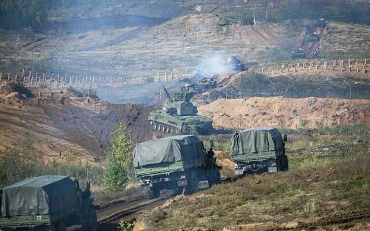 <p>Bögledeki askeri hazırlıklarını sürdüren Rusya, son günlerde sınır hattında tank ve topçu birliklerini sıkılaştırmış, bir cephe hattı oluşturmuştu.</p>
