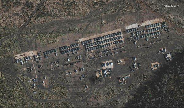 <p>Bölgeden gelen uydu görüntülerine göre, Ukrayna ve Belarus sınırına yakın olan Rusya'nın Yelnya kasabası yakınlarında tankların, zırhlı birliklerin ve kundağı motorlu topçuların yanı sıra kara birliklerinin konuşlandırıldığı görülüyor.</p>
