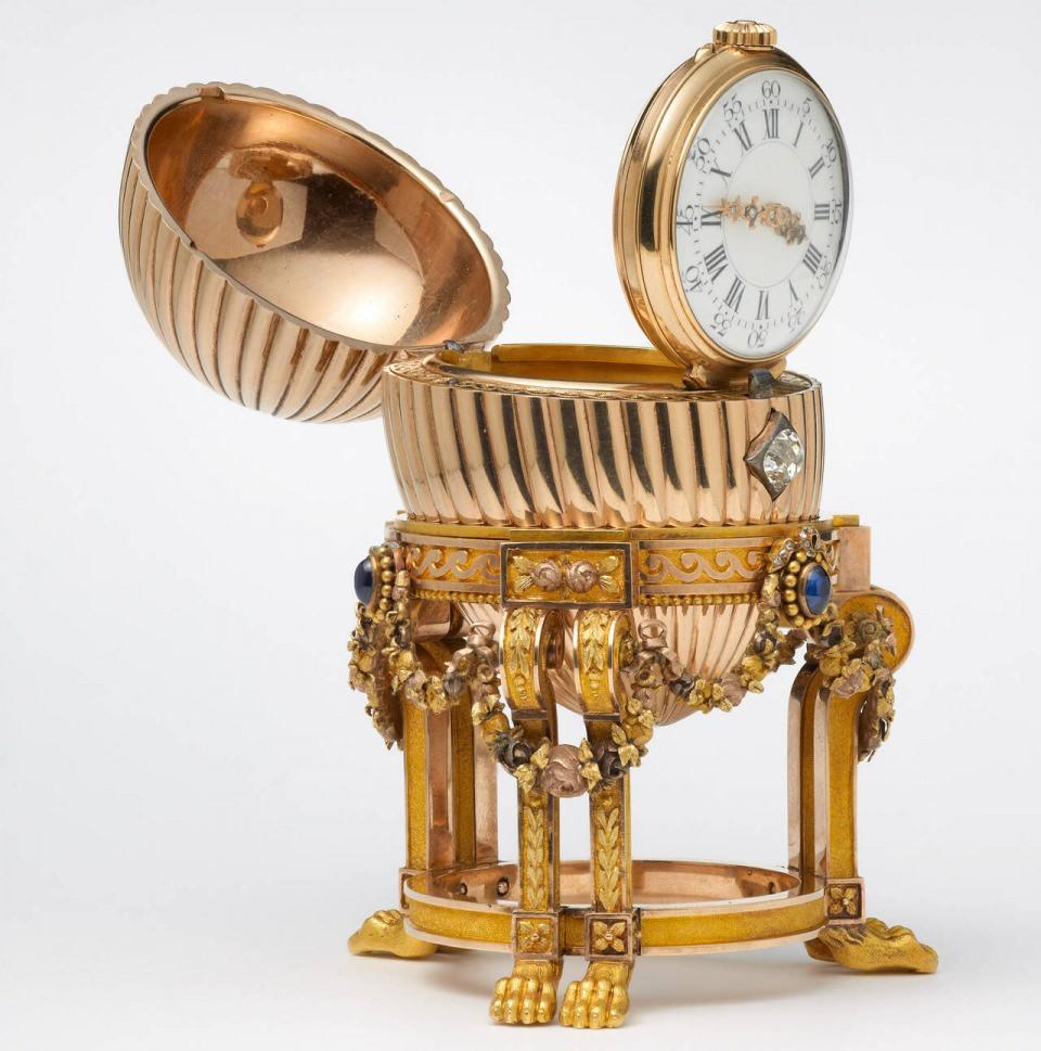 <p>Üzerindeki mücevherlerin yanı sıra sanatçılık ve tasarımıyla da değer kazanan Faberge Yumurtaları’nın tanesine 10 milyon dolar değer biçiliyor. </p>