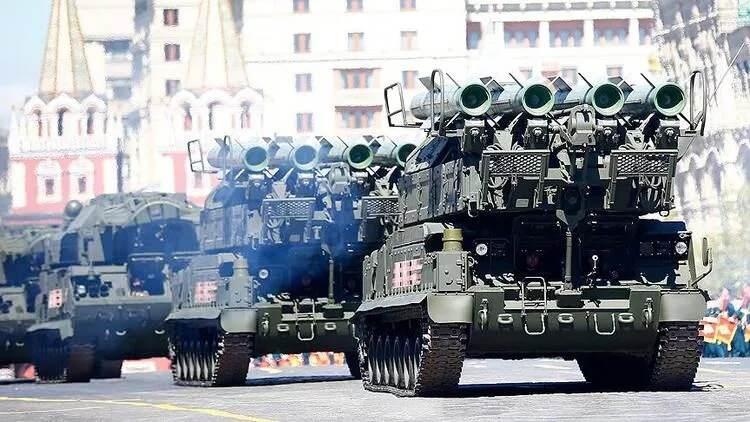 <p>Rusya, askeri alanda yaptığı hamlelerle, başta ABD olmak üzere gerilim yaşadığı diğer ülkelere gözdağı verirken konuya ilişkin ABD'den olay yaratacak bir açıklama geldi. ABD Uzay Kuvvetleri Uzay Operasyonları İkinci Komutanı General David Thompson, Rusya ve Çin'in hipersonik teknolojiler alanında ABD'den üstün olduğunu söyledi.</p>

<p> </p>
