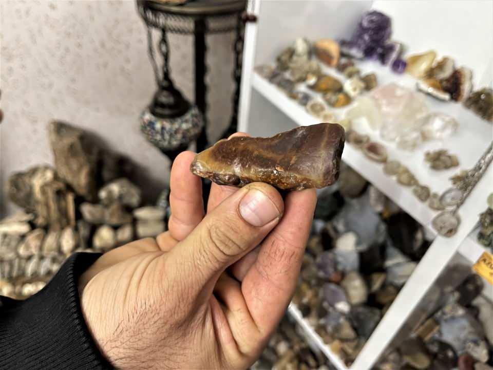 <p>Taş ve fosillerin yanı sıra antika ürünleri de sergileyen Çelik, hedefinin koleksiyonunu zenginleştirerek Mardin'de bir doğa müzesi kurmak olduğunu sözlerine ekledi.</p>
