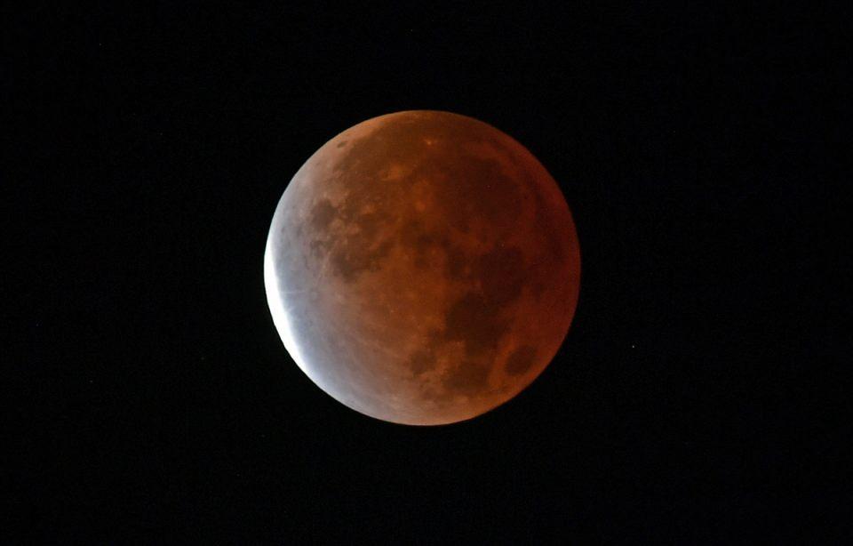 <p>ABD’nin Kuzey Carolina eyaletinin Charlotte kentinde, Kunduz ayı (Beaver Moon) olarak bilinen kasım dolunayı sırasında 6 asrın en uzun Ay tutulması yaşandı.</p>

<p> </p>
