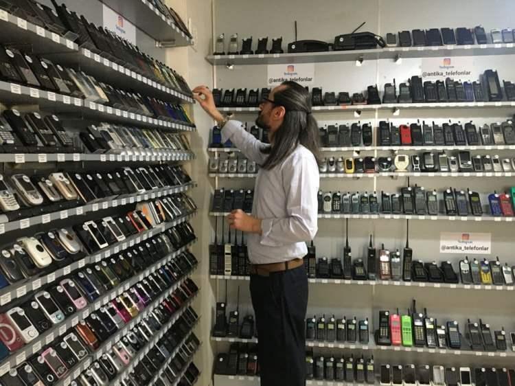 <p>42 yaşındaki G&uuml;dekoğlu, 2010 senesinde ciddi bir şekilde telefon koleksiyonu yapmaya karar verdi.</p>

<p>Şu anda 150 farklı modele ait 2 bin 779 adet telefon koleksiyonu bulunan Karag&uuml;dekoğlu, bu koleksiyonuyla Guinness D&uuml;nya Rekorları&rsquo;na başvuruda bulundu ve başvurusuna onay aldı.</p>
