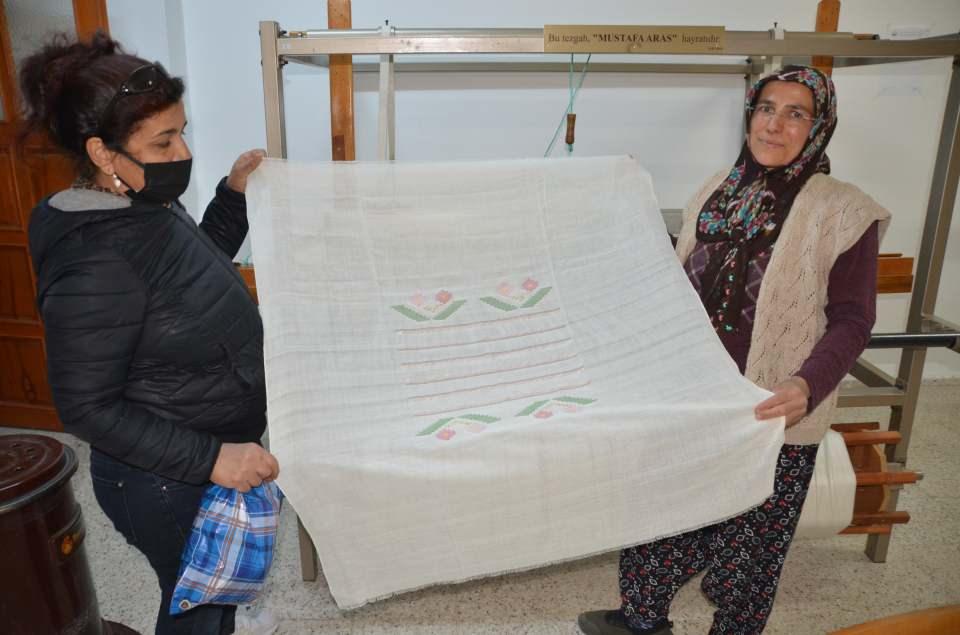 <p>Antalya'nın İbradı ilçesi Ormana mahallesinde geçmişi 300 yılı bulan ve el emeği ile yapılan yöresel başörtüler, günümüzde az sayıdaki kişi tarafından dokunarak geleceği taşınmaya çalışılıyor.</p>
