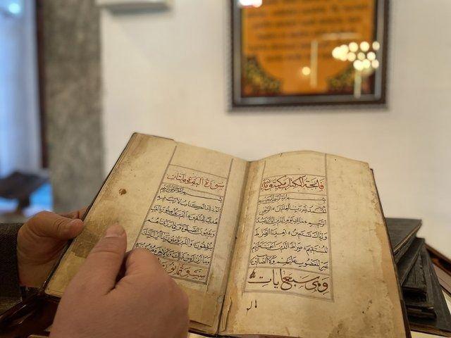 <p>Osmanlı padişahı 2. Selim tarafından yaptırılan camide bulunan Kur'an-ı Kerim'in el yazması 10 cüzünün çok kıymetli bir eser olduğunu aktaran Aydın, şöyle konuştu:</p>

<p> </p>
