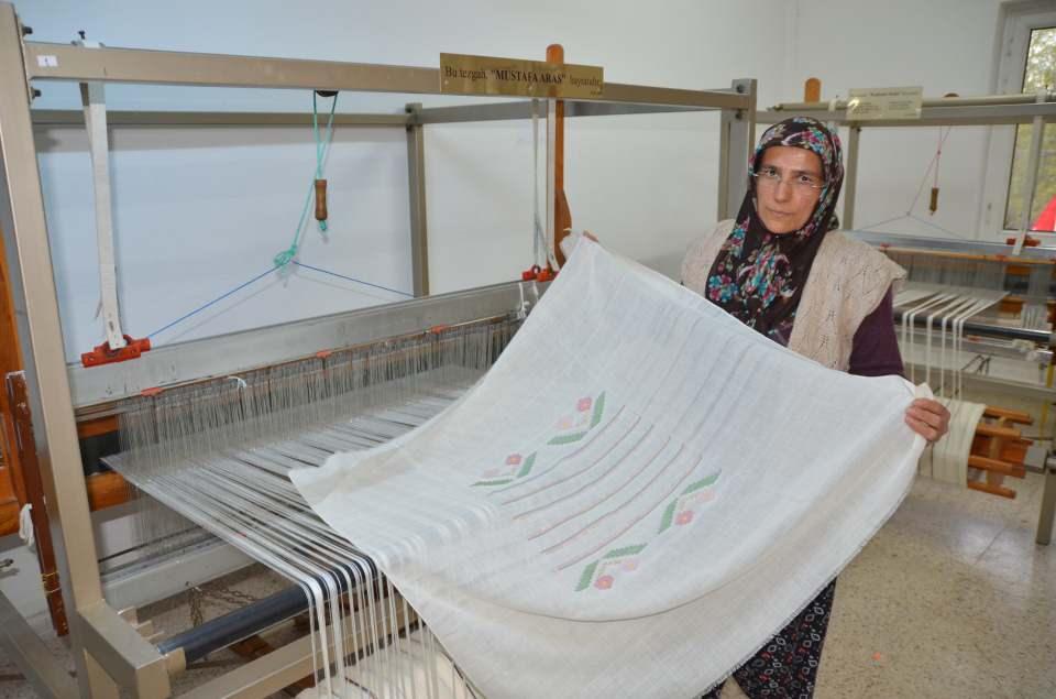 <p>Kursiyerlerden Hülya Kocakulak ise , “Bir yıl önce kursa katılarak hocamın sayesinde bu işe giriştim. Boş vaktimi değerlendiriyorum hem para kazanıyorum, hem de bu işin güzelliğinin farkına varıyorsunuz. </p>
<p> </p>
