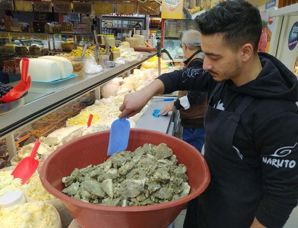 <p>Bu peynir, sadece süt ve mayadan oluşan, yağsız, katkısız, yaylacı malı doğal bir peynirdir. Üretirken önce tulumlara basıyorlar. Sonra tulumlardan çıkartıp ve kesip özel odalarda küflendiriyorlar. Daha sonra ürün yeşilleniyor ve bize geliyor. </p>