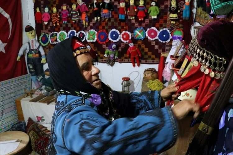 <p>AİLE KATEGORİSİ: LİKYA, TÜRKİYE</p>
<p> </p>
<p>Aslen Balkanlar'dan İran'a kadar uzanan farklı Türk gruplarından oluşan göçebe Yörükler, bir zamanlar Türk nehirlerinin yaylalarında dolaşıyordu. Yörüklerin çoğu şu anda yerleşik yaşamalarına rağmen hala bin yıllık geleneklerini korumaya çalışıyorlar.</p>