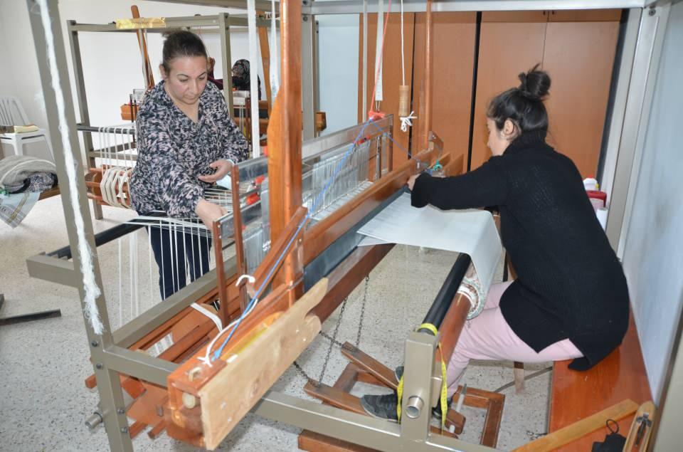 <p><strong>“Ustalık bir yıl sürüyor”</strong><br />
<br />
Yaptıkları ürünlerin dekoratif ev aksesuarlarında kullanıldığını, yaptıkları peştamal, plaj giysileri, giyişi, masa örtüsü, şal gibi birçok çeşit ürünlerin fiyatlarının 60 TL ile 500 TL arasında değiştiğini söyleyen Canbaş fiyatların işin emeğine ve ipin kalitesine göre değiştiğini kaydetti.</p>
