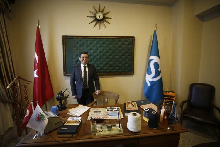 <p>Ayrıca müzede, 8. Cumhurbaşkanı Turgut Özal'ın Antalya ziyaretinde kullandığı sandalye ve masanın sergilendiği özel bir bölüm de bulunuyor.<br />
- 90'lı yıllardaki kortejde kullanılan otomobil bulundu<br />
Altın Portakal Film Festivali'nin 1990'lı yıllarda gerçekleştirilen geleneksel kortej geçişinde Yeşilçam'ın ünlü isimlerini taşıyan üstü açık otomobil de müze yetkilileri tarafından satın alındı.<br />
</p>