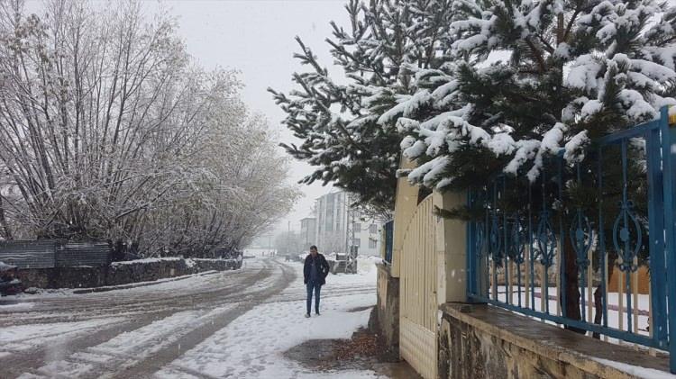 <p> Bingöl'ün Karlıova ilçesi kar yağışıyla beyaza büründü.</p>

<p> </p>
