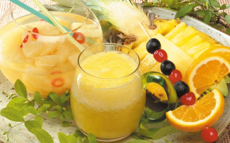 <p><span style="color:#B22222"><strong>ANANAS VE LİMON SUYUNU BERABER TÜKETİN</strong></span></p>

<p><strong>Ananas kalorisi düşük ve su içeriği yüksektir, bu da onu ideal bir sağlıklı bir kilo verme atıştırmalığı yapar. Ananas, sindirim sisteminden normal gıda geçişini destekleyen ve gıdaların çözünmesine yardımcı olan mide ve sindirim sularının salınımını uyaran lif bakımından yüksektir. Limon suyu, hem vücut ağırlığının hem de gıda tüketiminin azaltılmasına yardımcı olan çeşitli temel besinler içerir. Vücut yağının daha hızlı ve daha verimli yanmasına yardımcı olan sitrik asit içerir.</strong></p>
