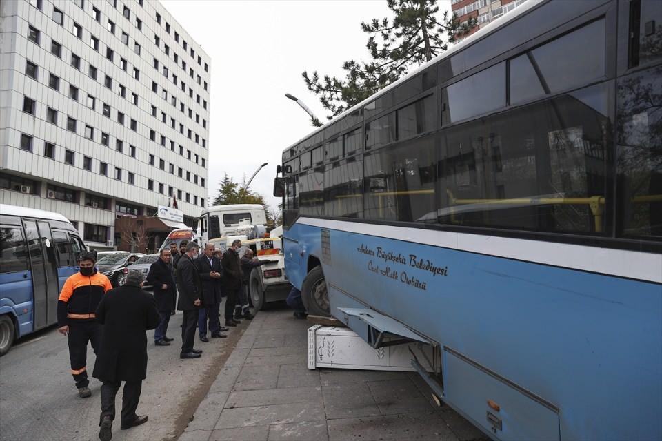 <p>Kaza anını ve hissettiklerini AA muhabirine anlatan otobüs şoförü Aytekin Gödek, 38 yıldır şoförlük yaptığını ve olay anında gaz pedalının takılı kaldığını söyledi.</p>

<p>​</p>
