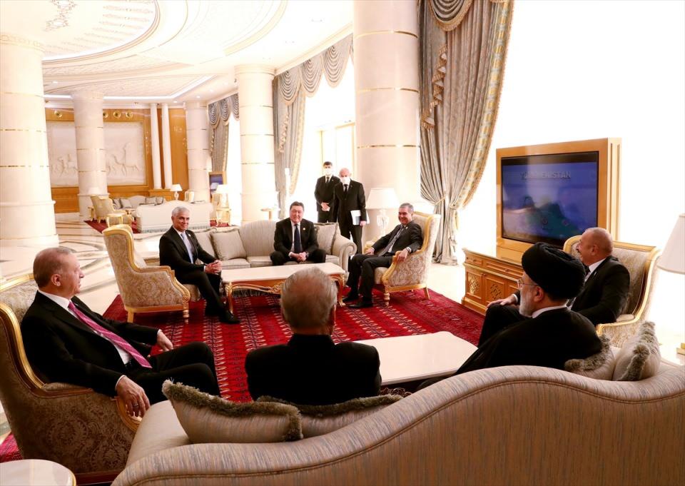 <p>Türkiye Cumhurbaşkanı Recep Tayyip Erdoğan, Türkmenistan'ın başkenti Aşkabat'ta düzenlenen Ekonomik İşbirliği Teşkilatı (EİT) 15. Zirvesi'ne katıldı. Cumhurbaşkanı Erdoğan, zirveye katılan ülkelerin devlet başkanları ile sohbet etti.</p>

<p> </p>

