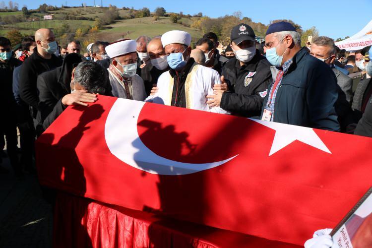 <p>Namazın ardından helallik isteyen Baba Ceylan, “Allah’ın muhterem kulları, şehit oğlum için uzaktan ve yakından buraya teşrif edip geldiniz. Haklarınızı helal edin. Allah dualarınızı kabul eylesin. Allah, sizlerin ve çoluk çoğunuzu her türlü kötülükten, hastalıktan muhafaza eylesin. Allah hepinizden razı olsun” dedi. </p>