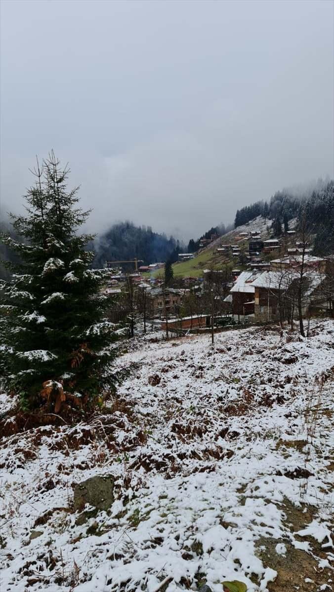 <p>Kaçkar Dağları Milli Parkı içerisinde bulunan Ayder Yaylası ve 2 bin rakımın üzerindeki yaylalarda kar yağışı etkili oluyor.</p>
<p> </p>