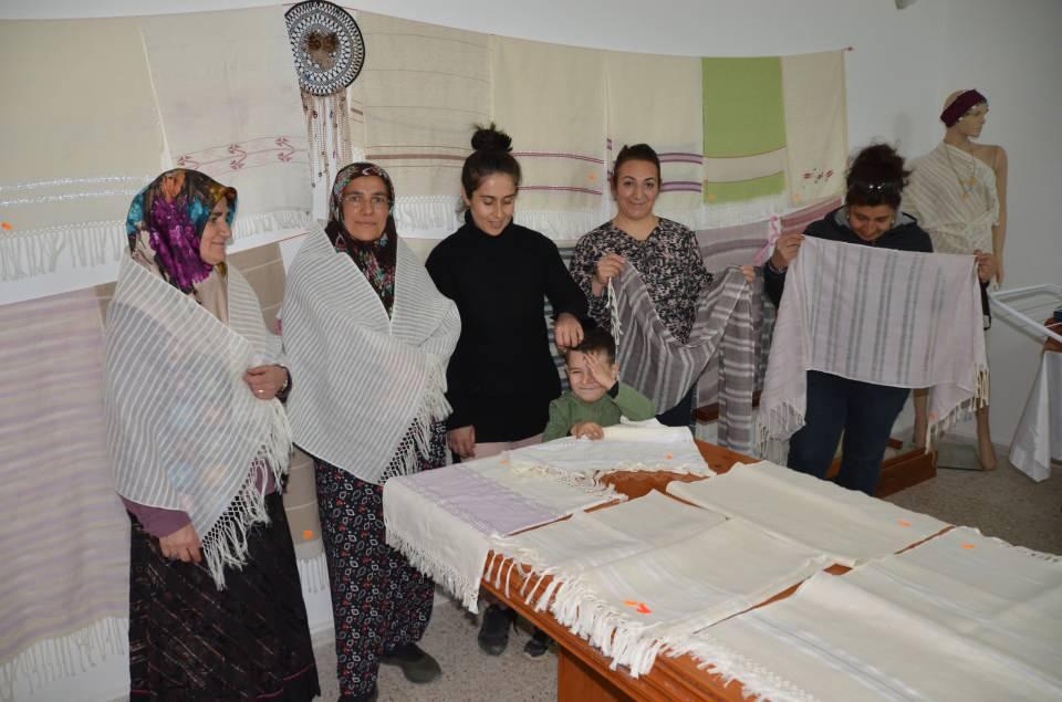 <p> Bu gelenek halen Ormana’da sürmektedir. Halen bir çok hanım vardır. Glamık (ipek) dokuma Ormana’ya has bir dokuma şeklidir. Bu alanda çok sipariş alıyoruz. Dışarıdan birçok kişi sipariş veriyorlar. Siparişlerimiz oldukça yüksek. Ev hanımlarına Hem kurs veriyoruz hem de kursiyerlerimiz para kazanıyorlar. Bir yerden de siparişleri yetiştirmeye çalışıyoruz " dedi.</p>
