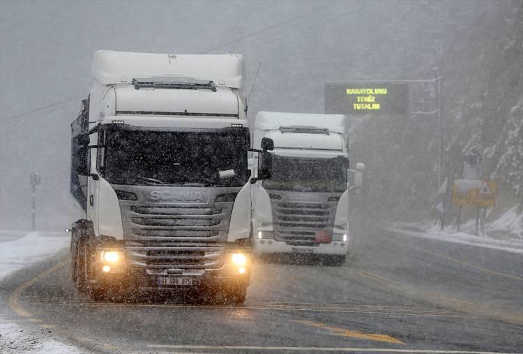 <p>Trabzon-Gümüşhane kara yolunda ve Torul ilçe sınırlarındaki Zigana Dağı, gece saatlerinde etkisi artıran kar yağışının ardından beyaza büründü.</p>
<p> </p>