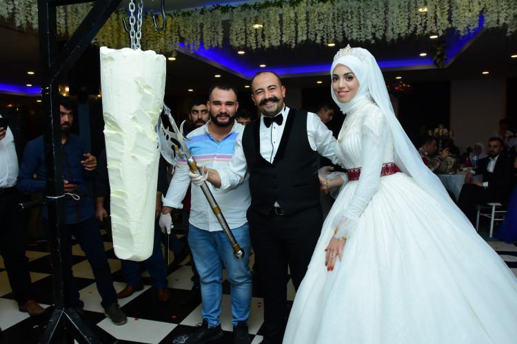 <p>Kahramanmaraş’ta dünya evine giren dondurmacı, düğün merasiminde davetlilere dondurma şovu yaptı. Düğüne katılanların ilgiyle izlediği şov sonrası damat, ilk dondurma ikramını geline yaptı.<br />
</p>